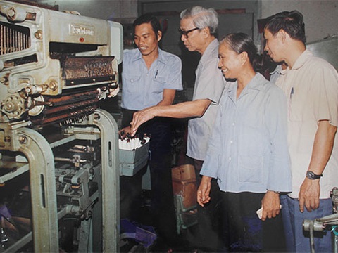 Tiễn bà Nguyễn Thị Đồng - một người dám nghĩ, dám làm - Ảnh 2. Bí thư Thành ủy TP.HCM Võ Văn Kiệt đến thăm và làm việc với Nhà máy dệt Thành Công năm 1979, đang trao đổi với bà Nguyễn Thị Đồng, nguyên Phó Giám đốc kiêm Bí thư Đảng ủy nhà máy. Lúc đó là thời kỳ đổi mới. Nhà máy dệt Thành Công là đơn vị được phép “xuất khẩu tại chỗ” để lấy ngoại tệ nhập nguyên liệu và máy móc thiết bị mới - Ảnh: Tư liệu của Nhà máy dệt Thành Công