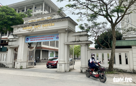 Từ vụ nữ sinh tự vẫn nghi do bạo lực học đường: Làm sao để bảo vệ con trẻ? - Ảnh 3. Trường THPT chuyên Đại học Vinh - nơi em N. theo học trước khi xảy ra sự việc đau lòng - Ảnh: DOÃN HÒA