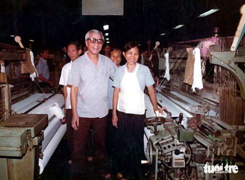 Tiễn bà Nguyễn Thị Đồng - một người dám nghĩ, dám làm - Ảnh 1. Bí thư Thành ủy TP.HCM Võ Văn Kiệt đến thăm và làm việc với Nhà máy dệt Thành Công năm 1979. Người đứng phía sau là bà Nguyễn Thị Đồng, nguyên Phó Giám đốc kiêm Bí thư Đảng ủy nhà máy - Ảnh: NGUYỄN CÔNG THÀNH