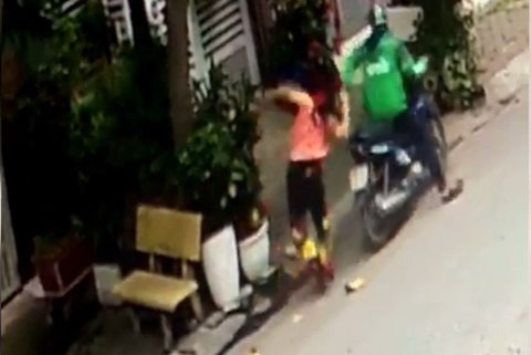 Bắt kẻ giật dây chuyền khiến cụ bà ngã xuống đường - Ảnh 1. Bắt kẻ giật dây chuyền khiến cụ bà ngã xuống đường - Ảnh 1.