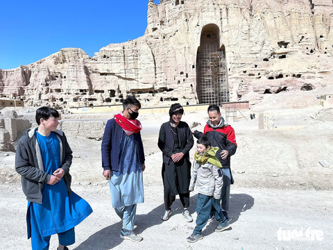 Đến Afghanistan thời Taliban - Kỳ 8: Lên Bamyan, chiêm bái Phật tích bị Taliban bắn phá - Ảnh 1. Trẻ em địa phương trước tàn tích tượng Phật khổng lồ 1.500 tuổi ở Bamiyan đã bị Taliban bắn phá - Ảnh: L.K.G.