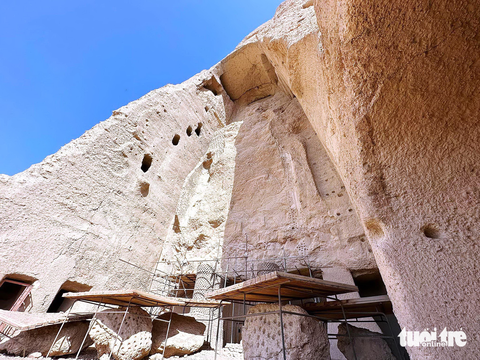 Đến Afghanistan thời Taliban - Kỳ 8: Lên Bamyan, chiêm bái Phật tích bị Taliban bắn phá - Ảnh 2. Cận cảnh tàn tích tượng Phật 38m ở di sản Bamyan hiện nay - Ảnh: TRUNG NGHĨA
