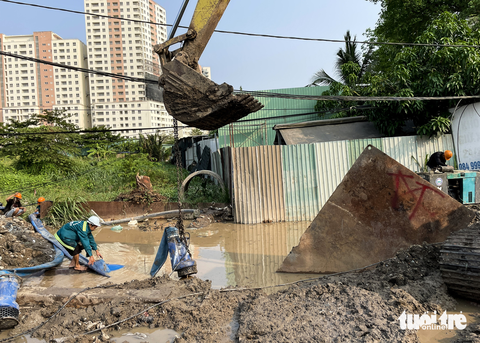 Xì ống nước trên đường Lương Định Của, nhiều nhà dân thiếu nước - Ảnh 1. Xì ống nước trên đường Lương Định Của, nhiều nhà dân thiếu nước - Ảnh 1.
