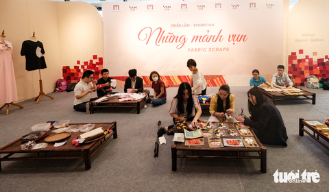 Ngắm những bức tranh được làm từ vụn lụa - Ảnh 5. Ngắm những bức tranh được làm từ vụn lụa - Ảnh 5.