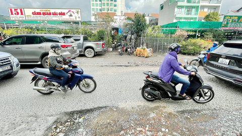 Khu đô thị tỉ đô hơn 20 năm chưa bàn giao: Cùng khẩn trương xử lý - Ảnh 1. Đường Nguyễn Hoàng nằm giữa hai khu đô thị An Phú - An Khánh và khu đô thị phát triển An Phú vừa hẹp lại có nhiều ổ gà - Ảnh: LÊ PHAN