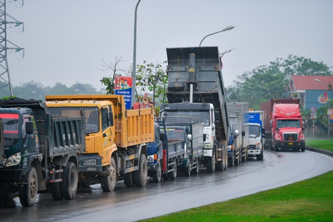 Xử lý nghiêm người lợi dụng ùn tắc tại trung tâm đăng kiểm để trục lợi - Ảnh 1. Xử lý nghiêm người lợi dụng ùn tắc tại trung tâm đăng kiểm để trục lợi - Ảnh 1.