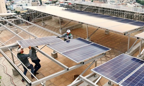Điện mặt trời mái nhà phát lên lưới giá 0 đồng chỉ giới hạn 2.600 MW- Ảnh 1. Lắp đặt hệ thống điện mặt trời mái nhà có nối lưới sẽ giới hạn công suất 2.600 MW - Ảnh: N.HIỂN
