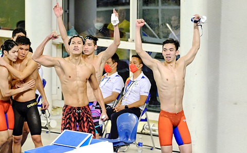 Bơi lội Việt Nam ở SEA Games 32: Hy vọng vàng từ các nam kình ngư - Ảnh 1. Đội bơi nam hùng mạnh của Việt Nam hứa hẹn sẽ tiếp tục tỏa sáng ở SEA Games 32 - Ảnh: NAM TRẦN