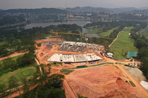 Giữ lại đồi Cù cho Đà Lạt - Ảnh 1. Tòa nhà câu lạc bộ golf đang xây dựng bên trong sân golf Đồi Cù - Ảnh: M.V.