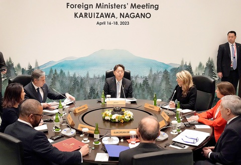 G7 tìm sự thống nhất về Trung Quốc - Ảnh 1. Ngoại trưởng các nước G7 và đại diện EU tại phiên thảo luận ngày 17-4 - Ảnh: AFP