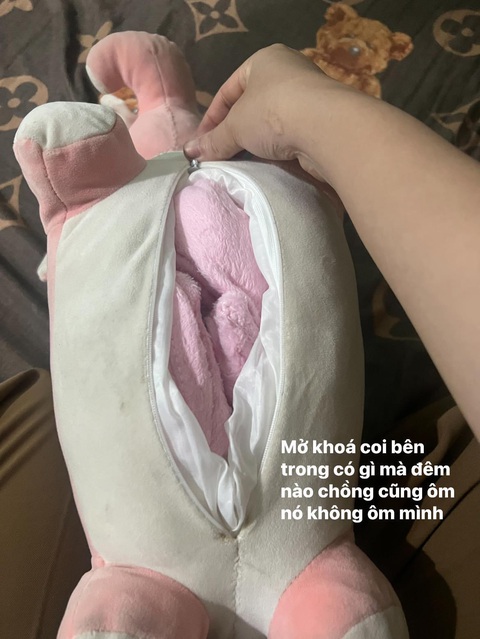 Chồng đêm nào cũng ôm gấu bông thay vì mình, chị vợ liền bật giác quan thứ 7 - Ảnh 3. Chồng đêm nào cũng ôm gấu bông thay vì mình, chị vợ liền bật giác quan thứ 7 - Ảnh 3.