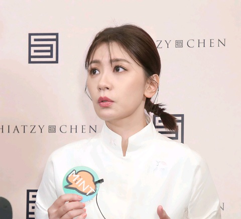 Chi Pu, Ella (S.H.E) cùng Trương Gia Nghê khuấy động ‘Tỷ tỷ đạp gió rẽ sóng 4’ bằng ‘See tình? - Ảnh 4. Chi Pu, Ella (S.H.E) cùng Trương Gia Nghê khuấy động ‘Tỷ tỷ đạp gió rẽ sóng 4’ bằng ‘See tình? - Ảnh 4.