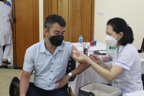 Tiêm chủng vắc xin COVID-19 tại Hà Nội - Ảnh: DƯƠNG LIỄU Tiêm chủng vắc xin COVID-19 tại Hà Nội - Ảnh: DƯƠNG LIỄU