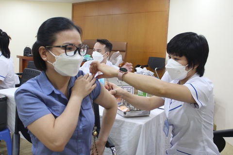 Hà Nội phân bổ gần 18.000 liều vắc xin COVID-19, khuyến cáo dân đi tiêm - Ảnh 1. Hà Nội phân bổ gần 18.000 liều vắc xin COVID-19, khuyến cáo dân đi tiêm - Ảnh 1.