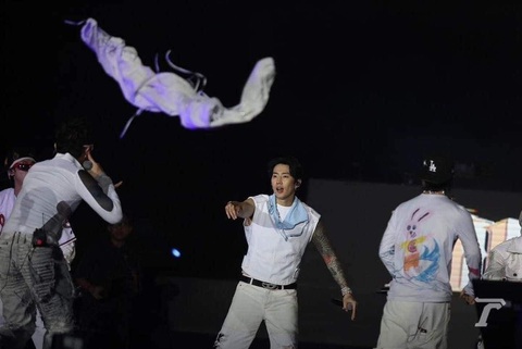 Jay Park gây sốc khi nhặt nội y của fan cuồng vắt lên người - Ảnh 3. Jay Park gây sốc khi nhặt nội y của fan cuồng vắt lên người - Ảnh 3.