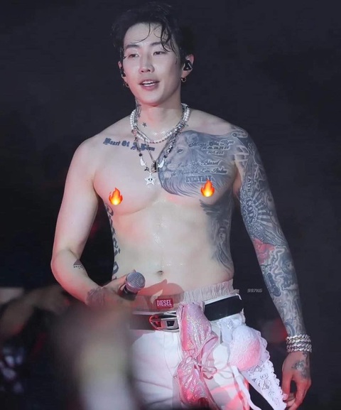 Jay Park gây sốc khi nhặt nội y của fan cuồng vắt lên người - Ảnh 4. Jay Park gây sốc khi nhặt nội y của fan cuồng vắt lên người - Ảnh 4.