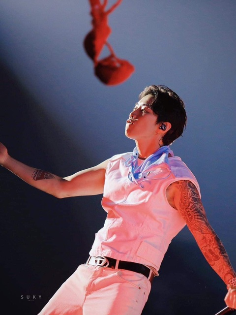 Jay Park gây sốc khi nhặt nội y của fan cuồng vắt lên người - Ảnh 5. Jay Park gây sốc khi nhặt nội y của fan cuồng vắt lên người - Ảnh 5.