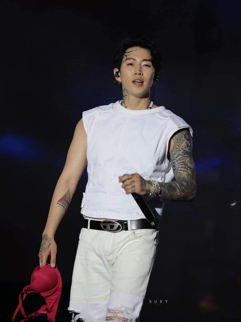 Jay Park gây sốc khi nhặt nội y của fan cuồng vắt lên người - Ảnh 6. Jay Park gây sốc khi nhặt nội y của fan cuồng vắt lên người - Ảnh 6.