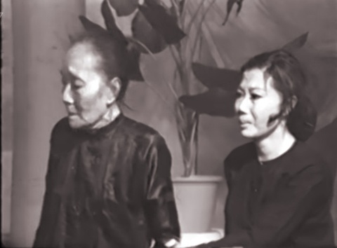 Di sản sân khấu Việt: Hồn cốt cần gìn giữ - Ảnh 2. Vở Lá sầu riêng của Đoàn kịch nói Kim Cương được xem là vở kịch kinh điển của làng kịch nói Nam Bộ - Ảnh chụp màn hình: LINH ĐOAN