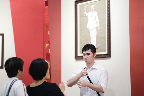 Ngắm những bức tranh được làm từ vụn lụa - Ảnh 1. Ngắm những bức tranh được làm từ vụn lụa - Ảnh 1.