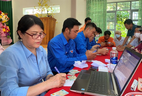 Hoàn thành chuyển đổi hợp đồng mua bán điện sinh hoạt sang điện tử - Ảnh 1. PC Phú Yên ra quân hỗ trợ thực hiện hợp đồng mua bán điện tử - Ảnh: N.H