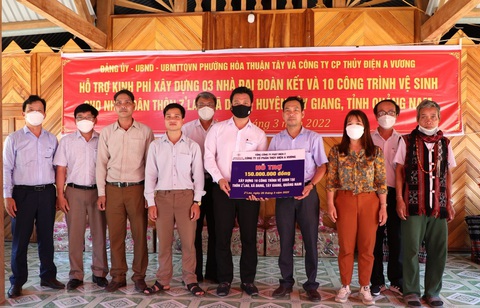 Thủy điện A Vương tích cực trong hoạt động an sinh xã hội - Ảnh 1. AVC hỗ trợ kinh phí xây dựng các nhà Đại đoàn kết, xây dựng các công trình vệ sinh cho hộ gia đình tại huyện Đông Giang và Tây Giang, tỉnh Quảng Nam
