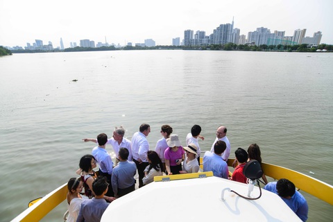 Đoàn chuyên gia Pháp và sở ngành TP.HCM khảo sát sông Sài Gòn - Ảnh 1. Đoàn chuyên gia Pháp và sở ngành TP.HCM khảo sát sông Sài Gòn - Ảnh 1.