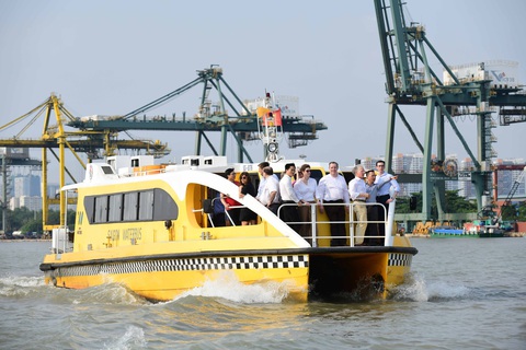Đoàn chuyên gia Pháp và sở ngành TP.HCM khảo sát sông Sài Gòn - Ảnh 2. Đoàn chuyên gia Pháp và sở ngành TP.HCM khảo sát sông Sài Gòn - Ảnh 2.