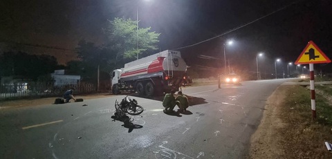 Tai nạn giữa xe bồn với xe máy, hai anh em họ chết tại chỗ - Ảnh 1. Tai nạn giữa xe bồn với xe máy, hai anh em họ chết tại chỗ - Ảnh 1.
