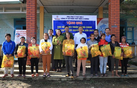 Thủy điện A Vương tích cực trong hoạt động an sinh xã hội - Ảnh 2. AVC tặng quà cho hộ nghèo