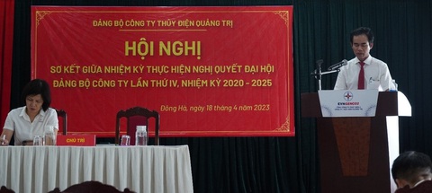 Đảng bộ Công ty Thủy điện Quảng Trị chính thức trực thuộc Đảng bộ EVNGENCO2 - Ảnh 2. Ông Nguyễn Thanh Hùng - UVBCH Đảng bộ Khối CQ&DN tỉnh, bí thư Đảng ủy -trình bày báo cáo tại hội nghị