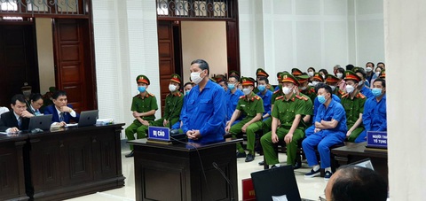 Xét xử cựu chủ tịch TP Hạ Long Phạm Hồng Hà - Ảnh 2. Bị cáo Phạm Hồng Hà tại bục khai báo - Ảnh NGUYỄN HIẾU