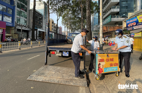 Quận trung tâm TP.HCM ra quân lấy lại vỉa hè, lập lại trật tự đường phố - Ảnh 2. Quận trung tâm TP.HCM ra quân lấy lại vỉa hè, lập lại trật tự đường phố - Ảnh 2.