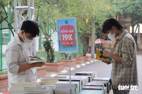 Hội sách ký lô hút bạn trẻ Hà Nội - Ảnh 3. Hội sách ký lô hút bạn trẻ Hà Nội - Ảnh 3.