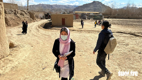 Đến Afghanistan thời Taliban - Kỳ cuối: Tạm biệt Afghanistan trong nước mắt nụ cười - Ảnh 1. Nữ sinh Afghanistan đến trường