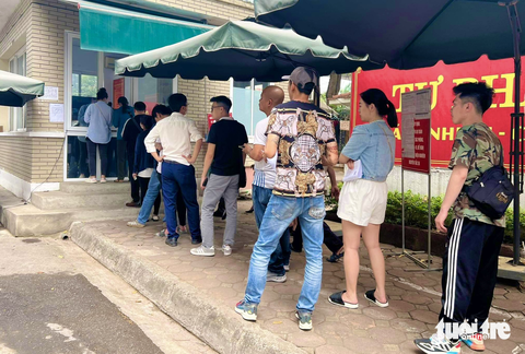 Dân phải xếp hàng xin lý lịch tư pháp do sắp xếp chưa ổn - Ảnh 2. Dân phải xếp hàng xin lý lịch tư pháp do sắp xếp chưa ổn - Ảnh 2.