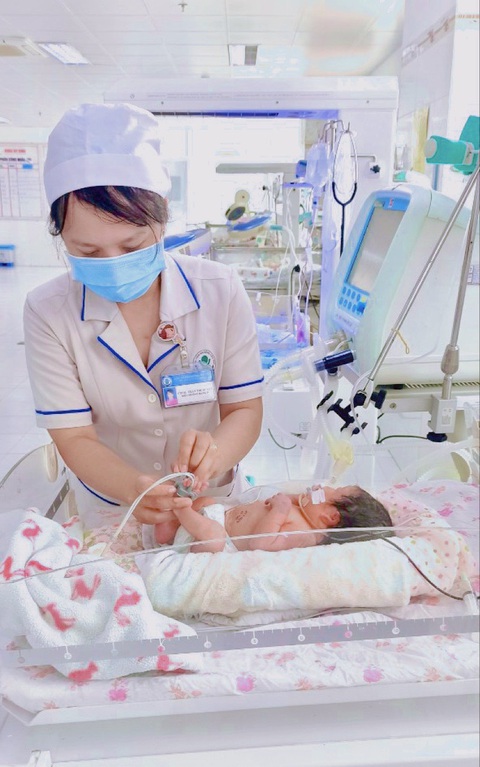 Kỳ tích điều trị và nuôi sống bé gái cực non tháng, nhẹ cân tại Cần Thơ - Ảnh 1. Kỳ tích điều trị và nuôi sống bé gái cực non tháng, nhẹ cân tại Cần Thơ - Ảnh 1.
