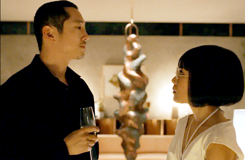 Beef: Vị chua cay của người Á nhập cư - Ảnh 1. Danny Cho (Steven Yeun) và Amy Lau (Ali Wong) trong phim Beef - Ảnh: A24