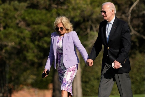 Tổng thống Biden và vợ kiếm được ít tiền hơn trong năm 2022 - Ảnh 1. Tổng thống Biden và vợ kiếm được ít tiền hơn trong năm 2022 - Ảnh 1.