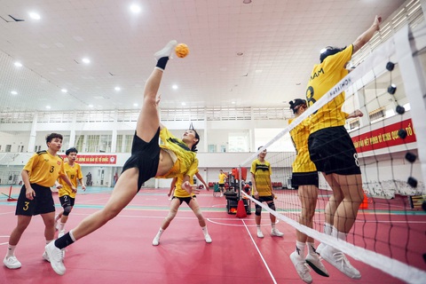 Chờ kỳ tích từ cầu mây nữ Việt Nam - Ảnh 1. Các tuyển thủ cầu mây nữ Việt Nam nỗ lực tập luyện bài chắn cầu - Ảnh: NGUYỄN KHÁNH