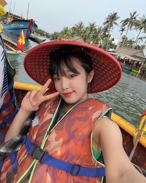 Tin tức giải trí ngày 19-4: Ca sĩ Hàn nhảy See tình ở Hội An, Về với em bị YouTube quét... lộn - Ảnh 4. Tin tức giải trí ngày 19-4: Ca sĩ Hàn nhảy See tình ở Hội An, Về với em bị YouTube quét... lộn - Ảnh 4.