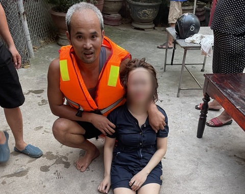 Thấy một thanh niên trên bờ, tôi hô kiếm dây thừng thả xuống kéo vô, đuối quá - Ảnh 1. Thấy một thanh niên trên bờ, tôi hô kiếm dây thừng thả xuống kéo vô, đuối quá - Ảnh 1.