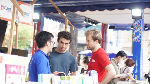 Nhà nghiên cứu 103 tuổi mở đầu Ngày Sách và văn hóa đọc ở TP.HCM - Ảnh 1. Nhà nghiên cứu 103 tuổi mở đầu Ngày Sách và văn hóa đọc ở TP.HCM - Ảnh 1.