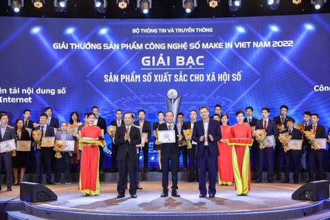 DatVietVAC - Bước chuyển mình chạm vào thập kỷ thứ tư - Ảnh 5. VieON vinh dự nhận giải bạc hạng mục giải thưởng sản phẩm số cho xã hội số tại giải thưởng Make in Viet Nam 2022