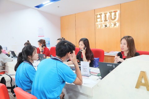 Trường đại học giảm học phí hỗ trợ tân sinh viên khó khăn - Ảnh 1. Các thí sinh làm thủ tục nhập học tại Trường đại học Quốc tế Hồng Bàng