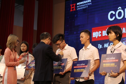 Trường đại học giảm học phí hỗ trợ tân sinh viên khó khăn - Ảnh 2. Các thí sinh được Đại học Quốc tế Hồng Bàng trao học bổng với sự đồng hành của 500 doanh nghiệp