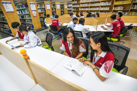 Trường đại học giảm học phí hỗ trợ tân sinh viên khó khăn - Ảnh 3. Sinh viên Trường đại học Quốc tế Hồng Bàng trong giờ học tại thư viện trường
