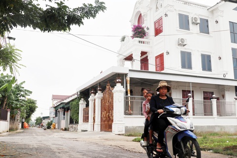 Lao động Việt lại đua xuất ngoại - Ảnh 2. Một góc xã Đô Thành, huyện Yên Thành, Nghệ An. Nhà cao tầng mọc lên san sát khi xã này có hàng ngàn người đi xuất khẩu lao động - Ảnh: DOÃN HÒA