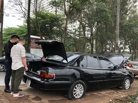 Tạm giữ người chọc thủng lốp hàng chục ô tô đỗ trên ven hồ Linh Đàm - Ảnh 3. Tạm giữ người chọc thủng lốp hàng chục ô tô đỗ trên ven hồ Linh Đàm - Ảnh 3.