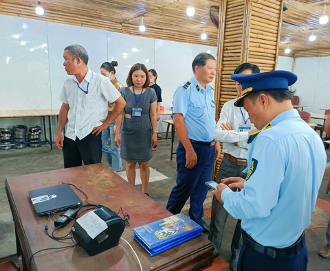 Nha Trang nhắc nhở người tố nhà hàng chặt chém không chính xác - Ảnh 2. Nha Trang nhắc nhở người tố nhà hàng chặt chém không chính xác - Ảnh 2.